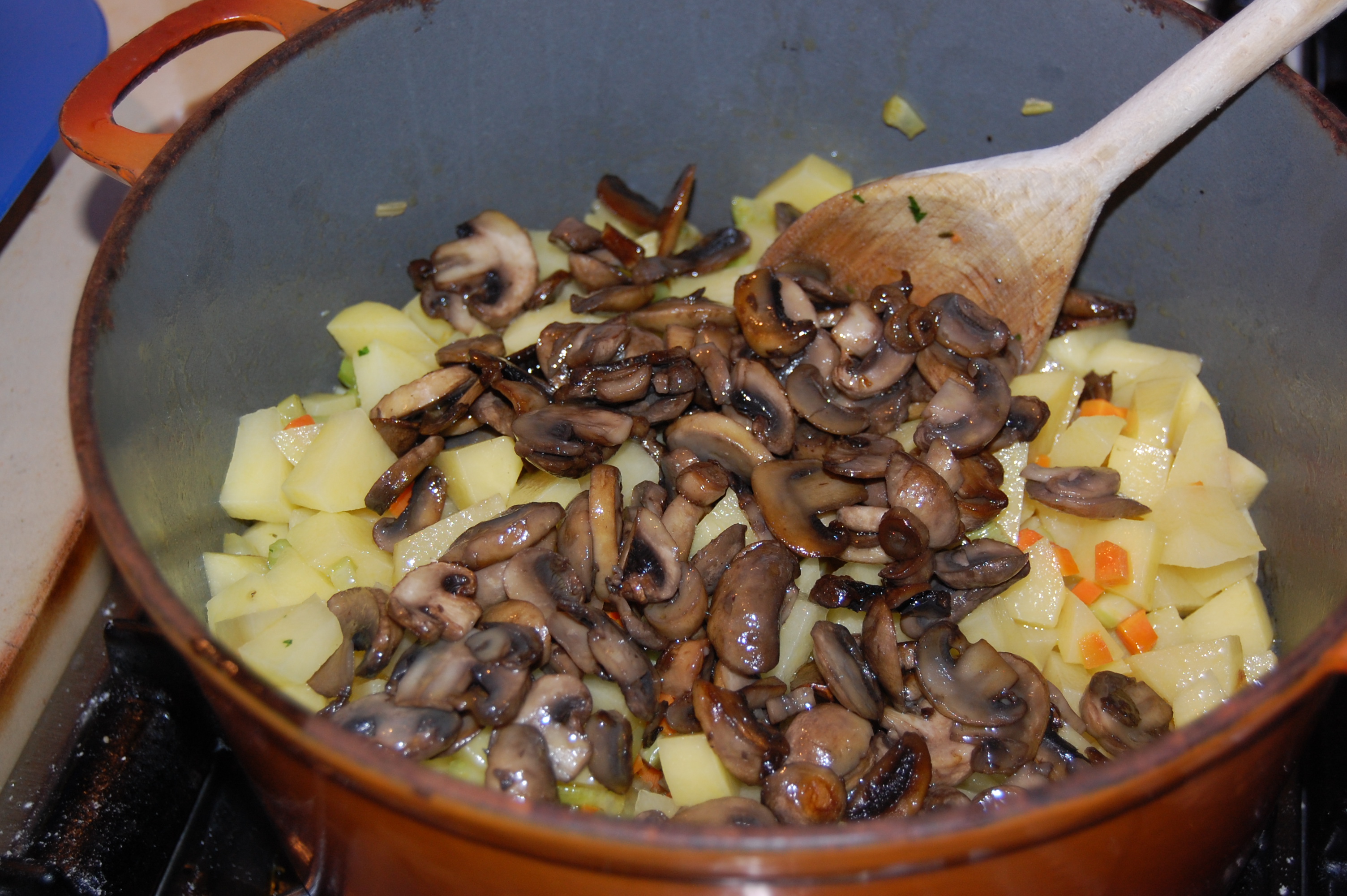Картофель с сухими грибами. Блюда с опятами. Блюда из замороженных грибов. Блюда из опят свежих. Опята с мясом и картошкой.
